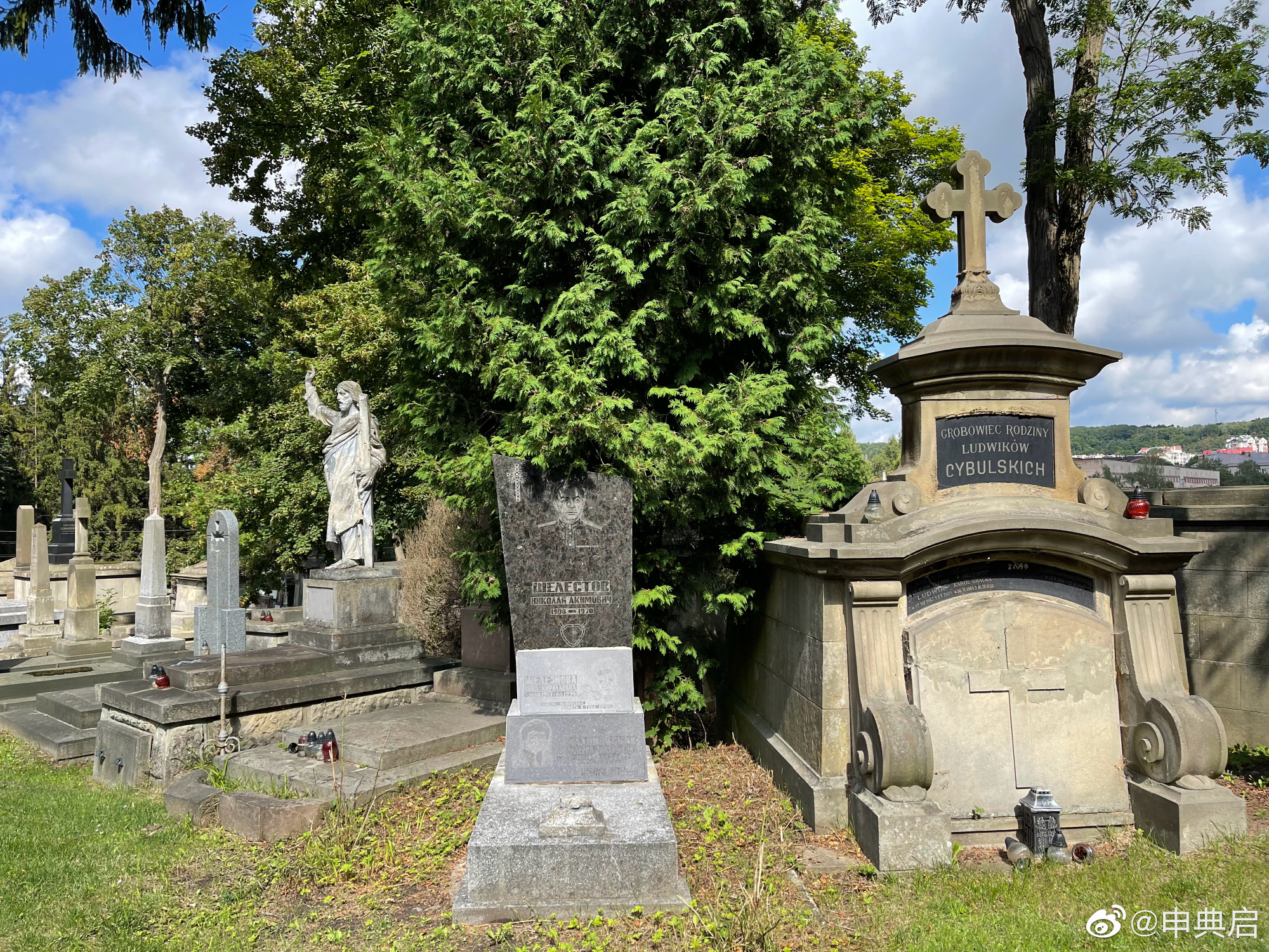 利沃夫最神奇的地方在于历史上多次易主,墓地都有各历史时期风格