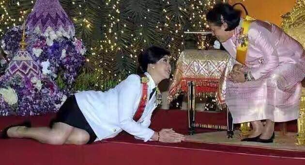 泰王给玉佛换装,泰王为玉佛换袈裟