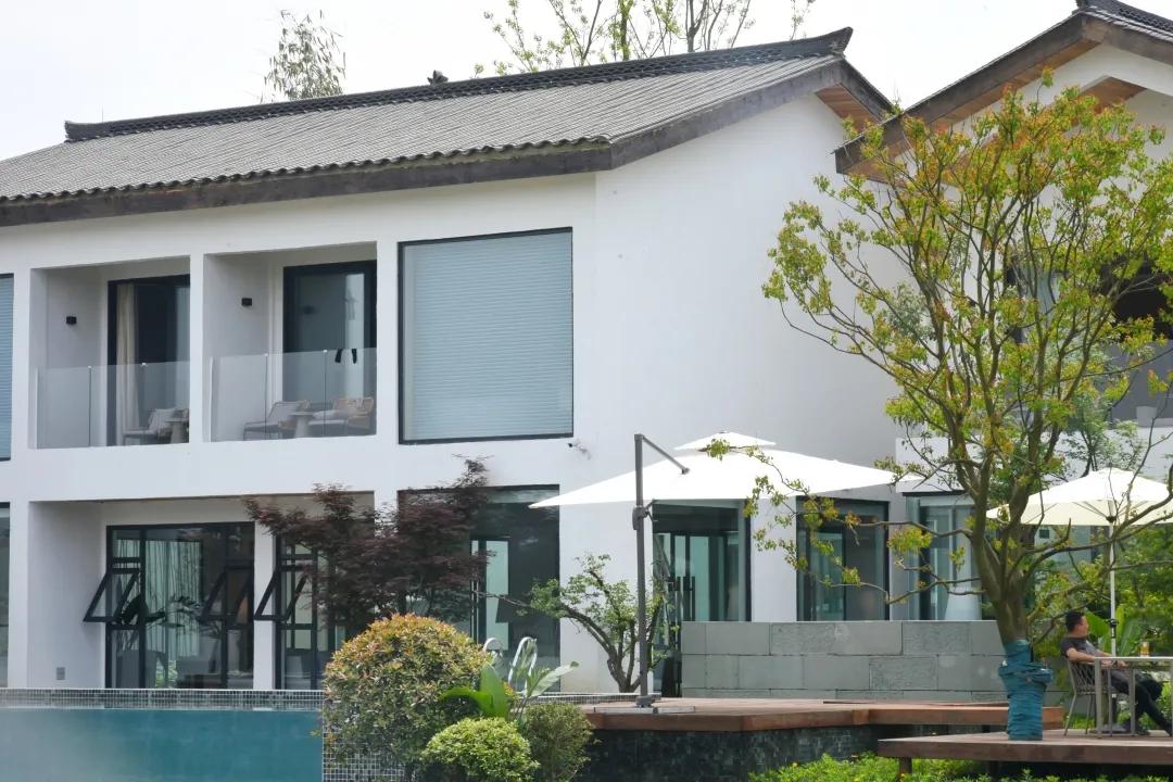 「觅趣小镇新都·原舍绿茵」湖畔泳池，畅玩斑竹园足球音乐小镇