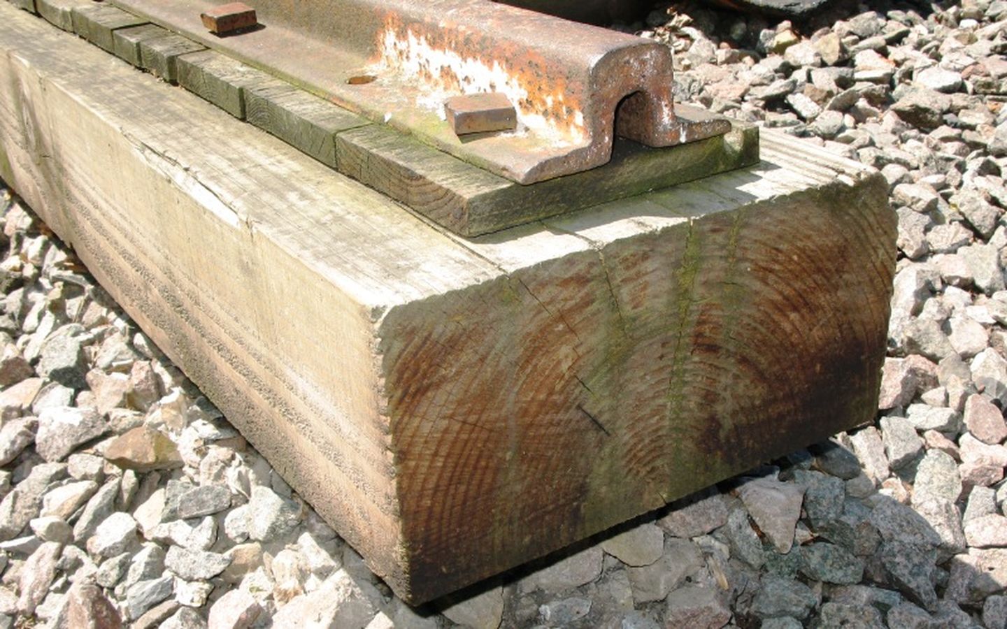 为什么火车铁轨下面要铺碎石子,为什么铁轨下面要铺轨枕和石子