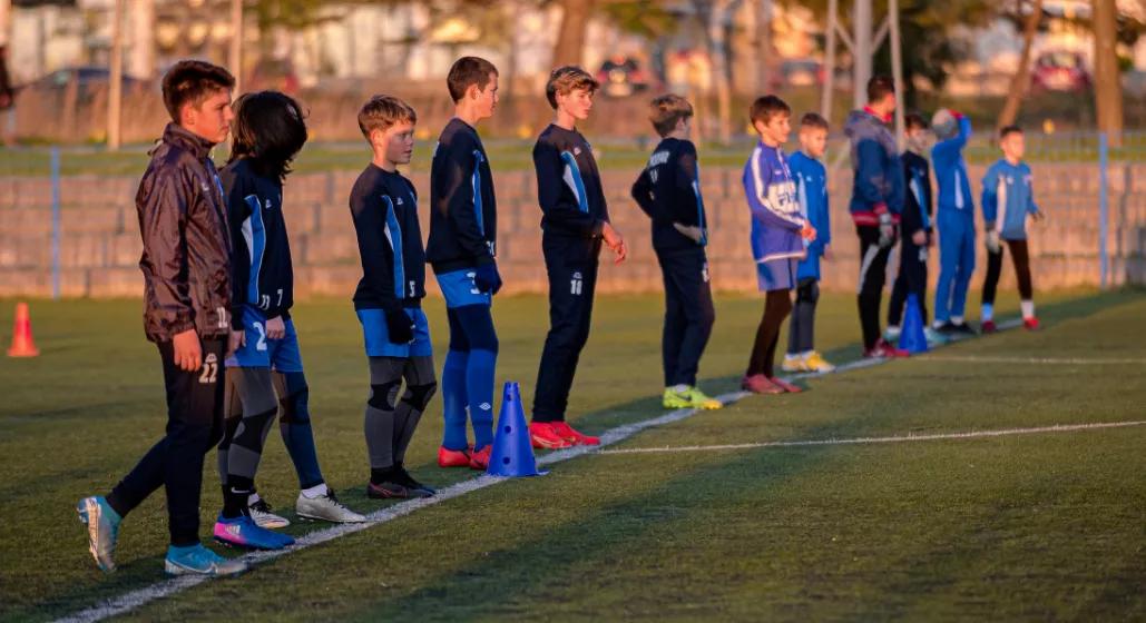 送孩子足球礼物,送孩子踢足球好不好