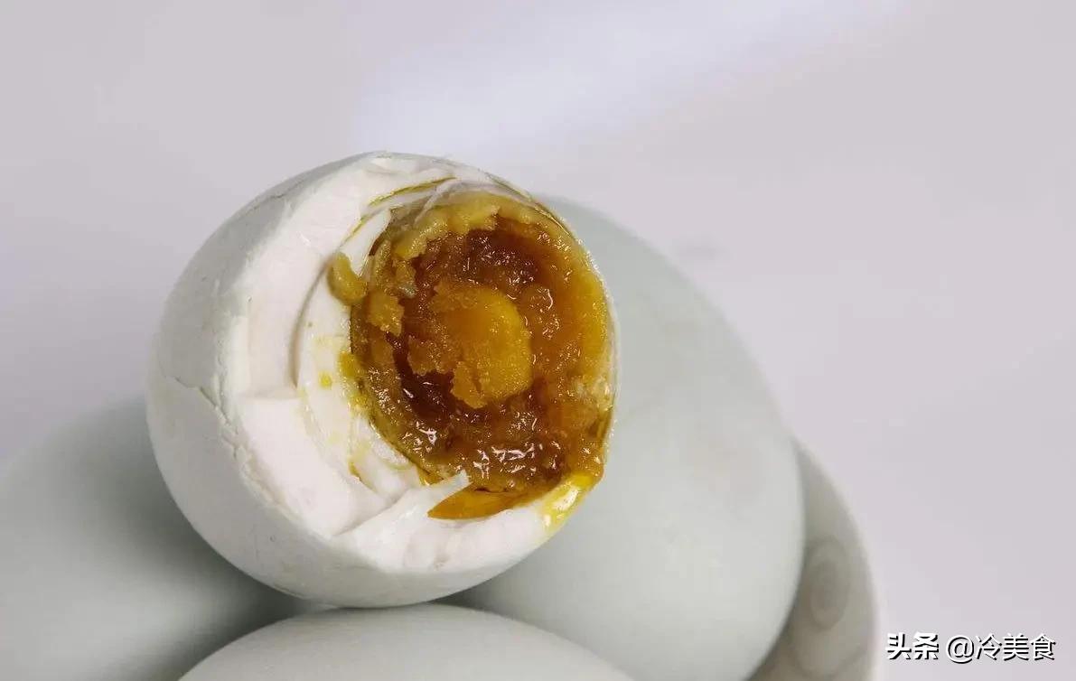 腌鸭蛋出油还不咸最好的简单方法,如何腌咸鸭蛋快速出油的办法