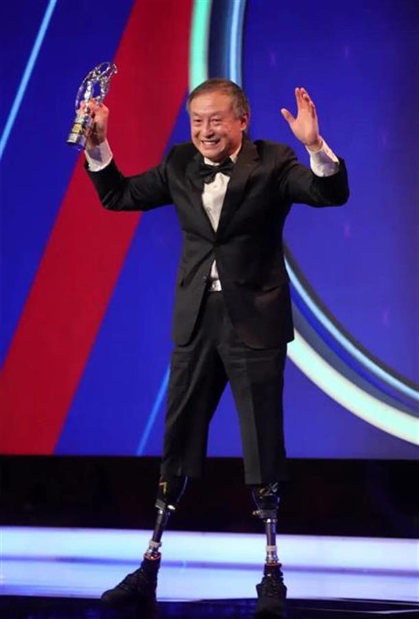 26岁登上了人生第一座雪山,他失去双腿后69岁再次登上珠峰