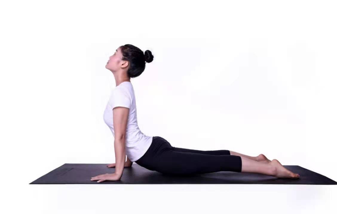 别让驼背拉低颜值，瑜伽动作改善驼背