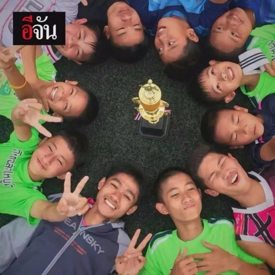 12名足球少年被困洞穴昏迷,少年足球队被困山洞10天奇迹幸存