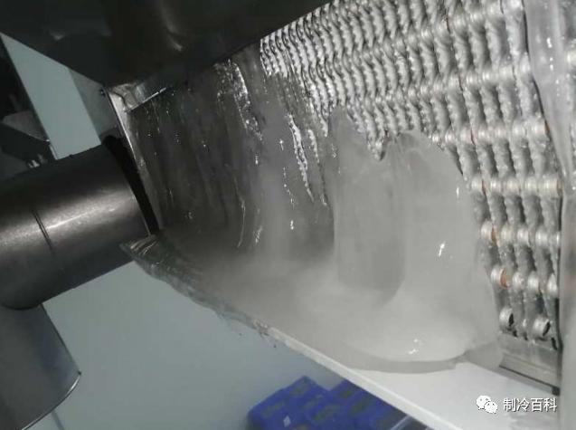 冷风机结霜常见原因,热氟除霜冷风机底盘结霜