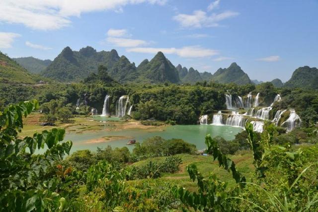 鹅泉为亚洲第一大跨国瀑布,全亚洲第一大跨国瀑布