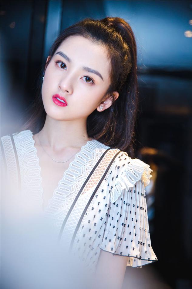 显脸小的半扎披肩发型,大脸女生适合扎怎样的半披发