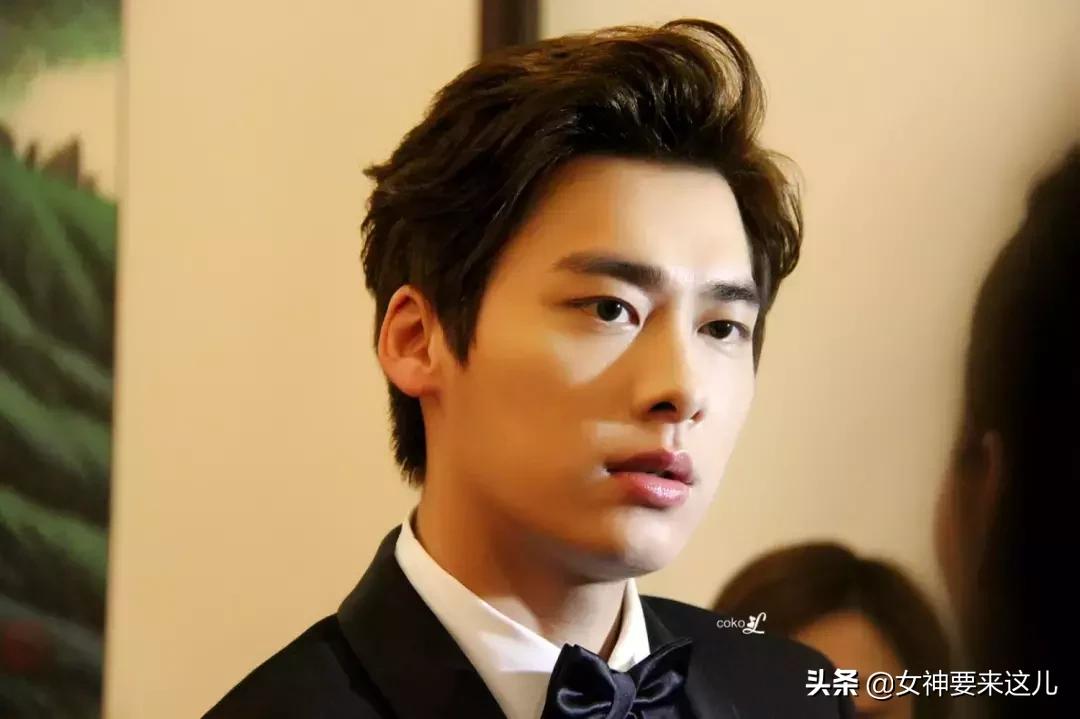 娱乐圈爆料：李易峰换新公司？萧亚轩消失？赵露思近况，袁弘资源