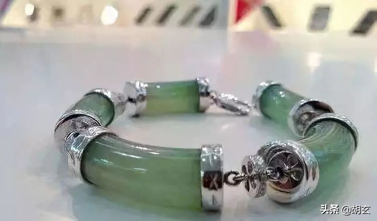 翡翠手镯摔断了的预兆,翡翠手镯摔断了该怎么办