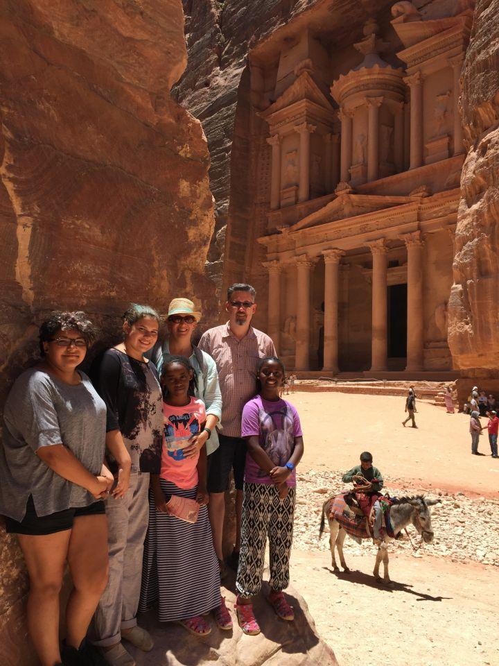 美国夫妇办45张信用卡,带4个娃看世界,用积分游22国,省下400万