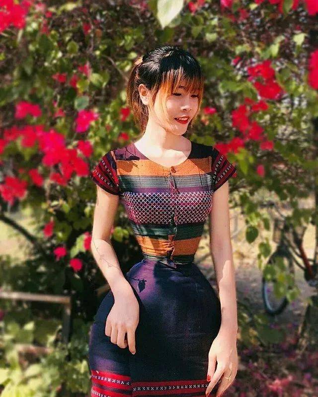 腰围34.7cm缅甸女孩成全球腰最细的人，网友：比我腿还细