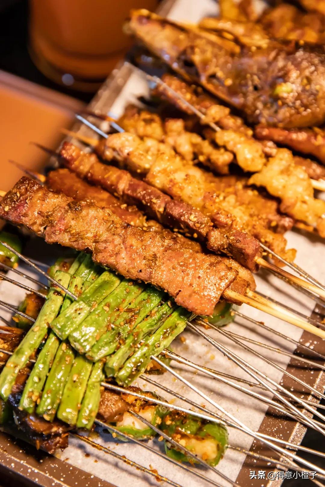 楼顶喝酒看日出,楼顶喝酒夜景视频实拍