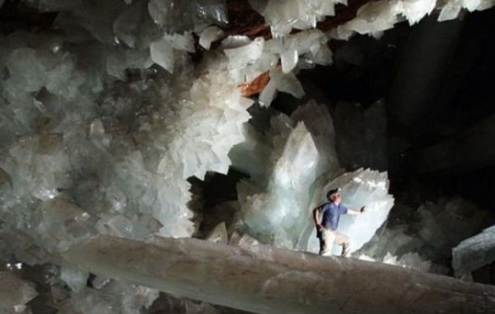 沙漠下天然水晶,沙漠水晶宫