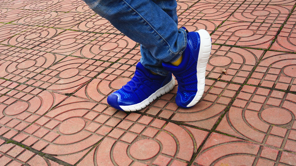 小米有品儿童视频,小米定制儿童漫步鞋