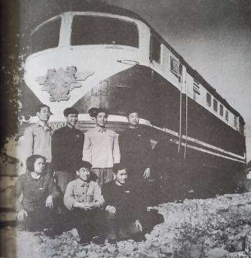 巨龙号内燃机车视频,中国第一台机车龙号诞生