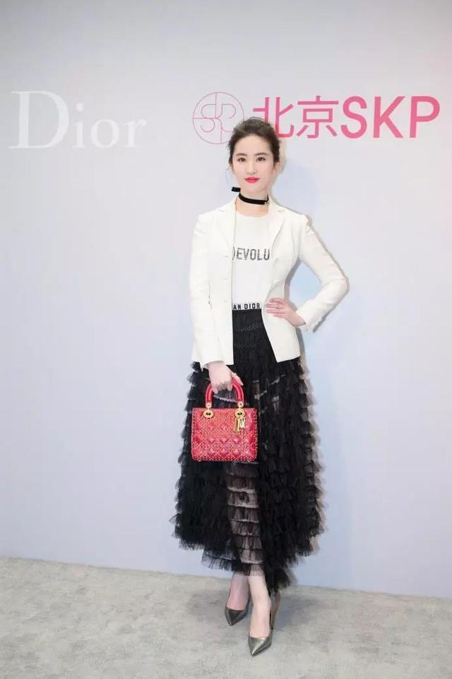 西装配裙子适合哪种发型,中长西装配什么裙子好看