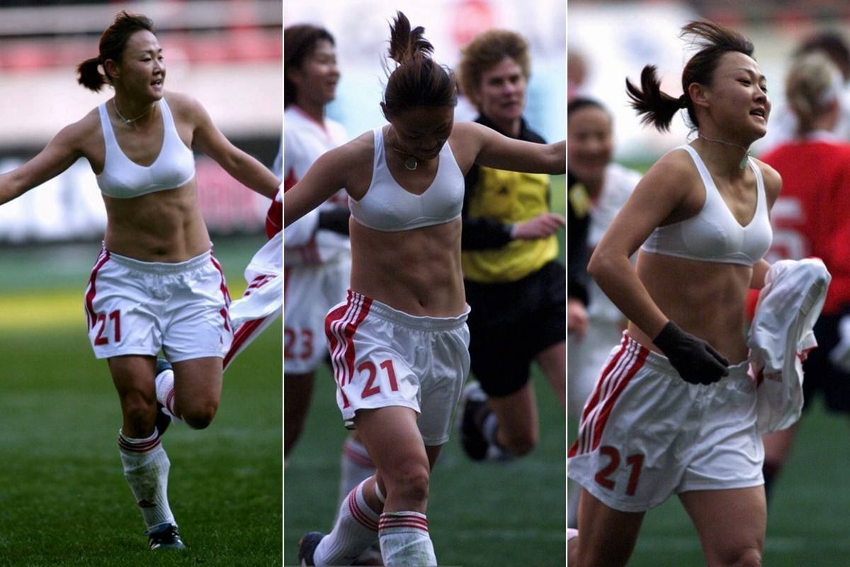 中国男足女足腹肌对比图,女足队员的腹肌和男足队员的体型