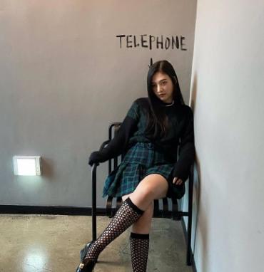 穿黑色衣服显老怎么搭配,黑色衣服显老还是显年轻