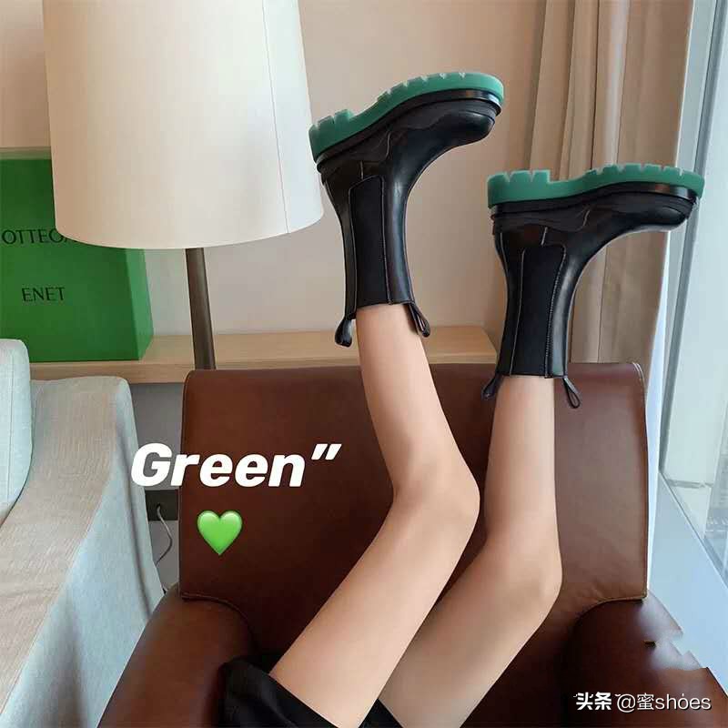 刘雯穿搭全靠小白鞋,刘雯穿的优衣库的绿色衬衣