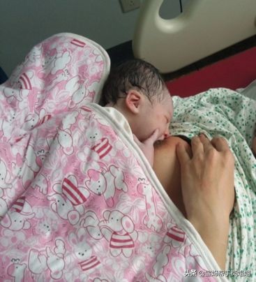 一周新生儿怎么判断吃多少,新生宝宝吃多少奶量