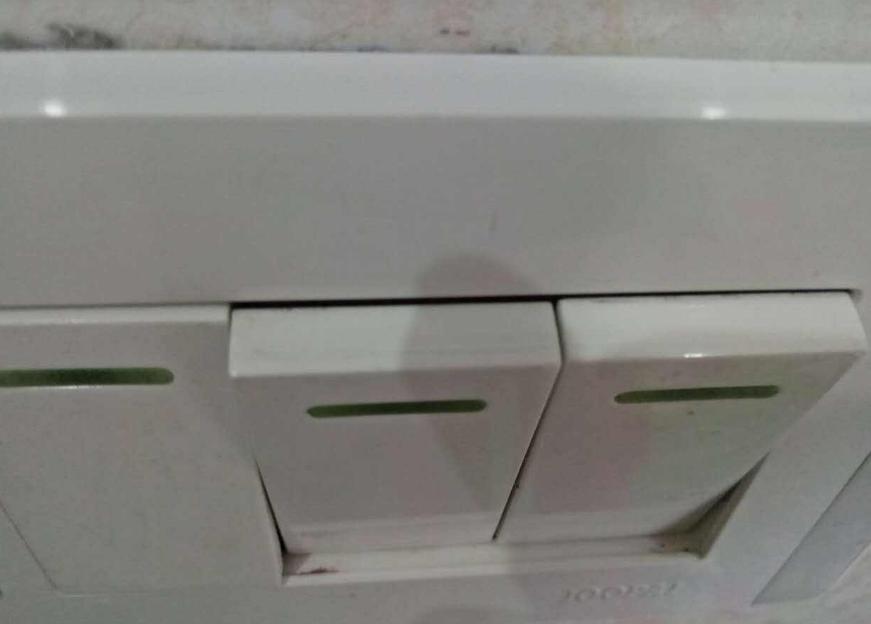 开关盒中间有缝隙怎么处理,两个开关中间缝隙怎么处理