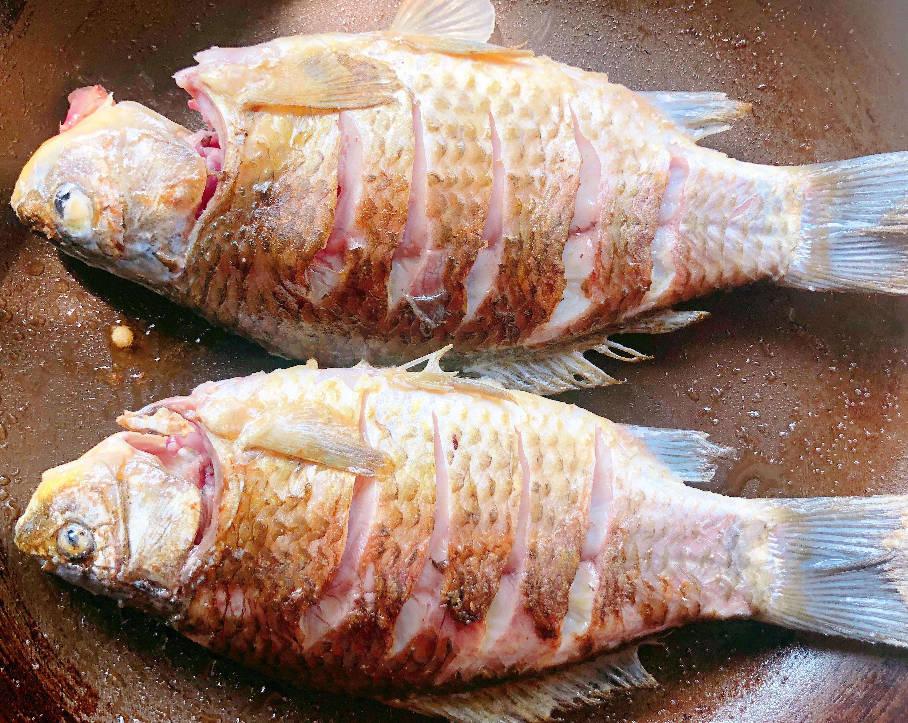 鲫鱼汤怎么熬才能变奶白色,鲫鱼汤不白的补救方法