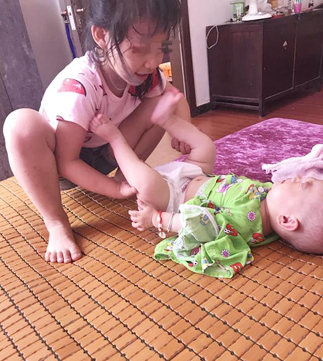 姐姐给弟弟穿裤子,4岁小姐姐给弟弟穿鞋