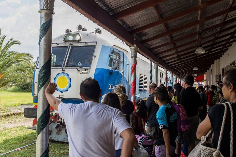奔驰在大草原上的列车,奔驰在草原上的火车