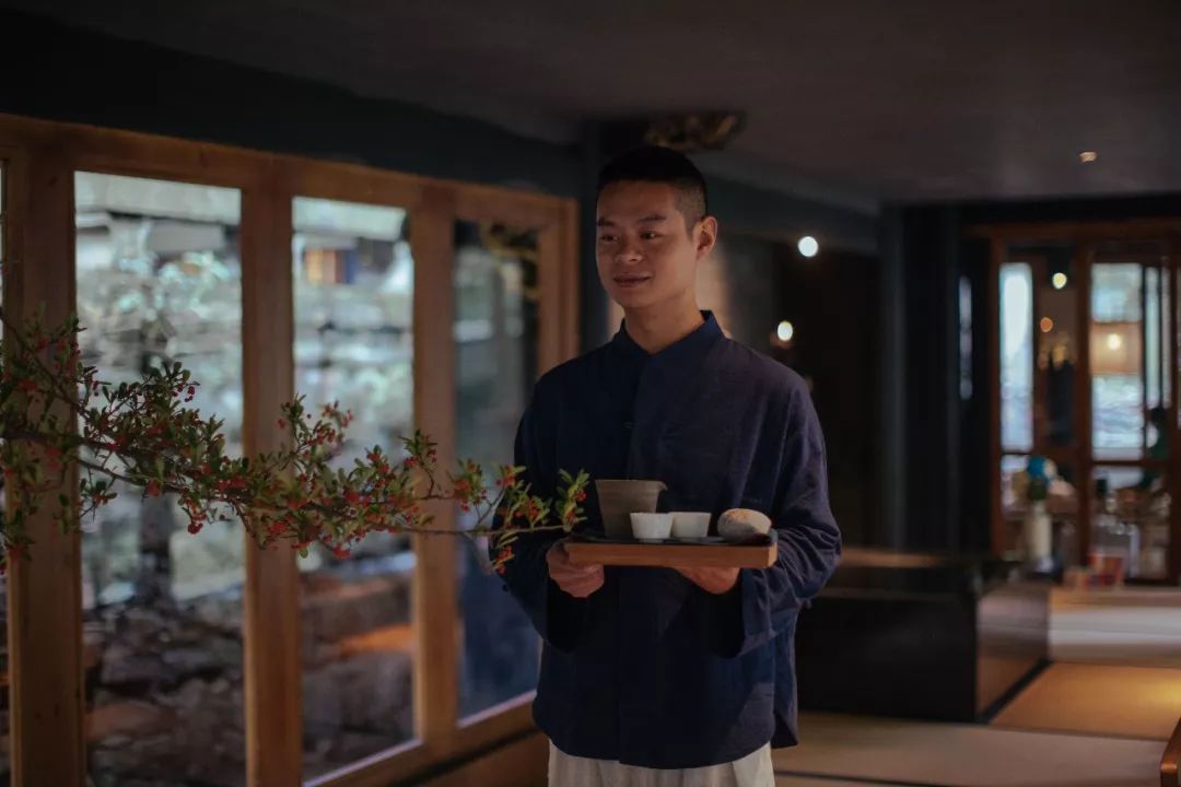 一家开在闹市里的茶馆,一家开在寺庙内的咖啡店