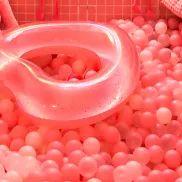 双色的双层小店，晚上有满天星星，呆足一天也不够