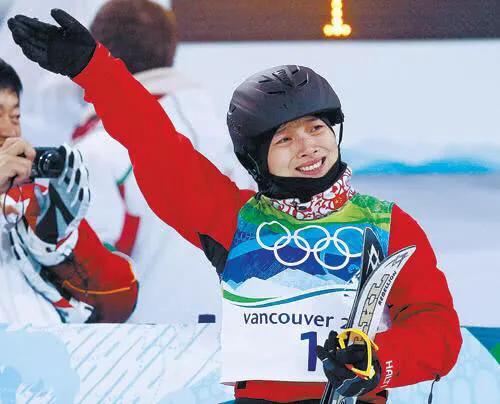 36岁世界冠军喜得贵子,50岁富豪老公现身,奢侈品皮带抢眼