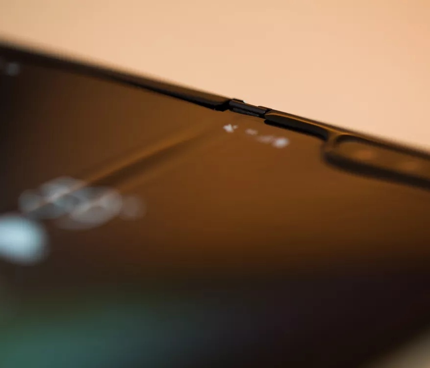 三星fold一代屏幕有条白线,三星galaxyfold内屏有一条亮线