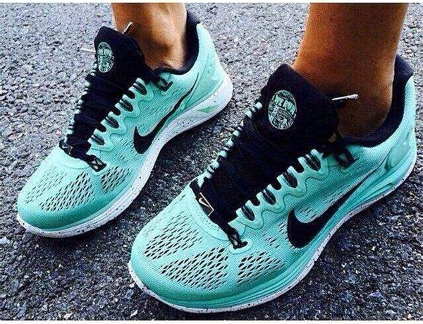 怎样辨别低帮耐克鞋白紫色真假,在淘宝买耐克鞋应该怎样问真假