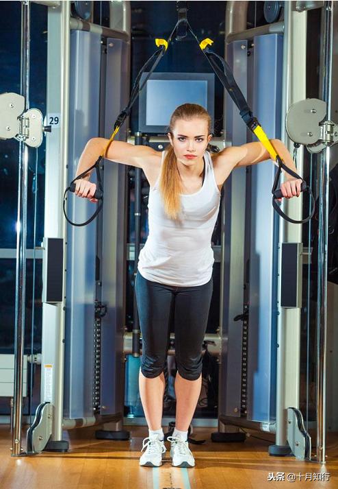 哑铃练胸最简单最好的动作,哑铃练胸经典8个动作视频