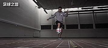 花式足球技巧学会了快去试试吧,简单花式足球过人技巧