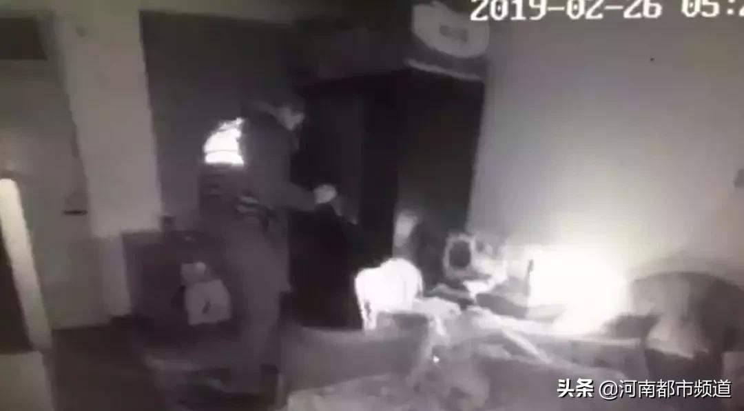 楼上发出声音敲门无人应答,女子深夜在家睡觉天花板传来怪声