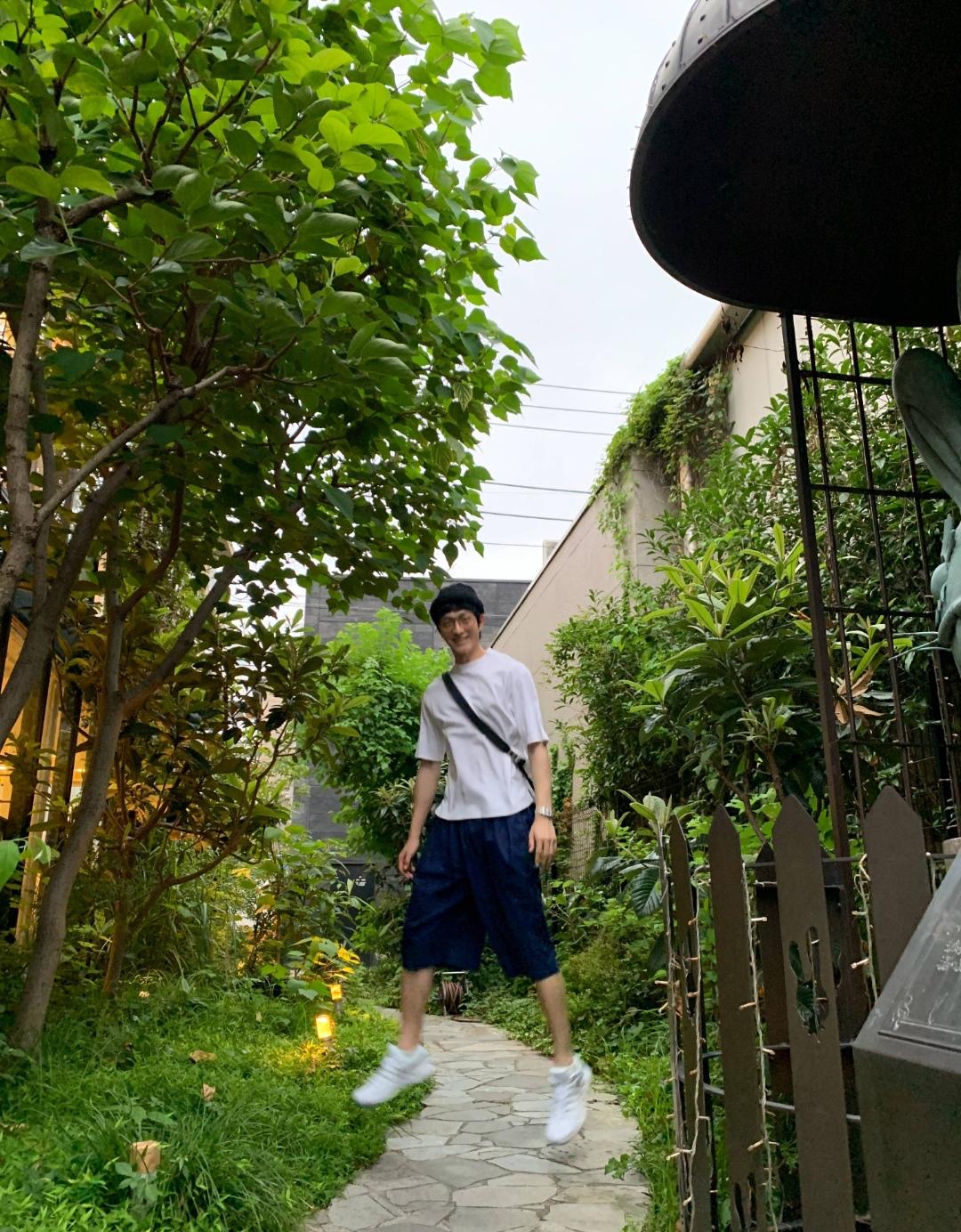 金大川凹造型摆高级脸，但裤子上的小瑕疵证明：他比张亮更接地气