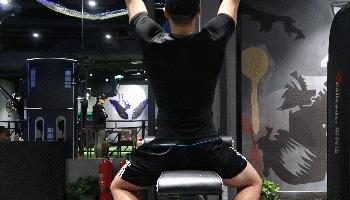 想要练宽背部？高位下拉的动作分析，握法握距到动作细节