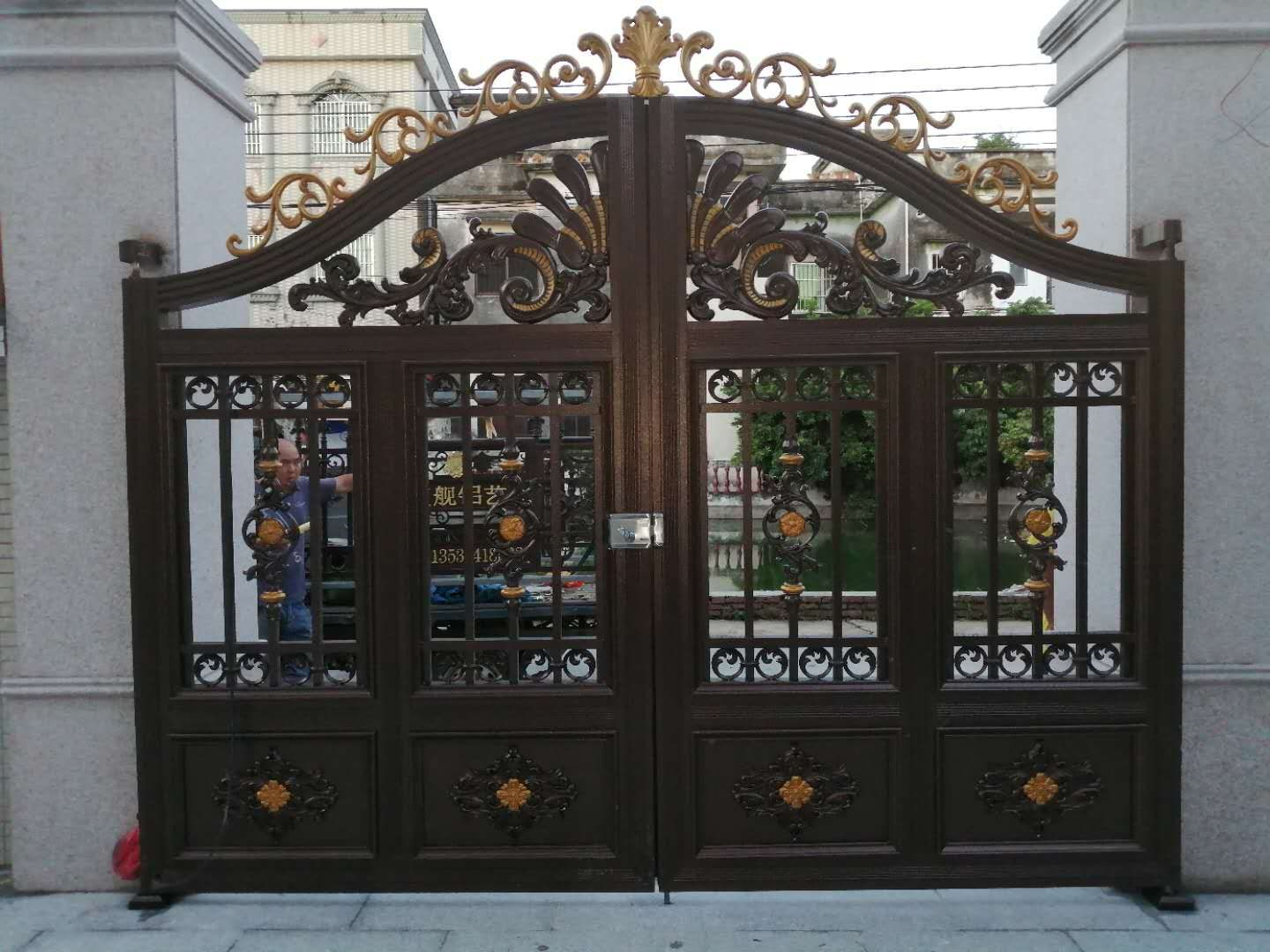 双开铝艺大门安装,双开铝艺大门