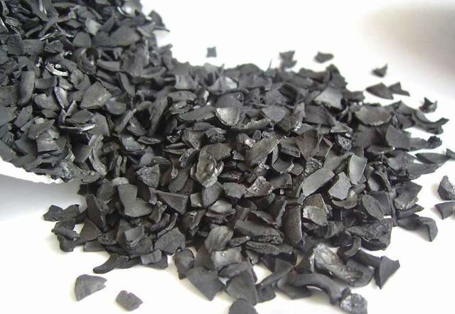 鱼缸水发黄用蛋白棉还是活性炭,鱼缸放活性炭一般多久黄水变清