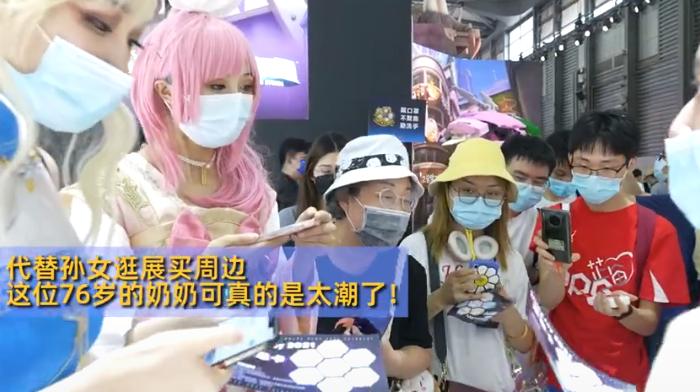 76岁老奶奶多次现身漫展,老二次元去漫展