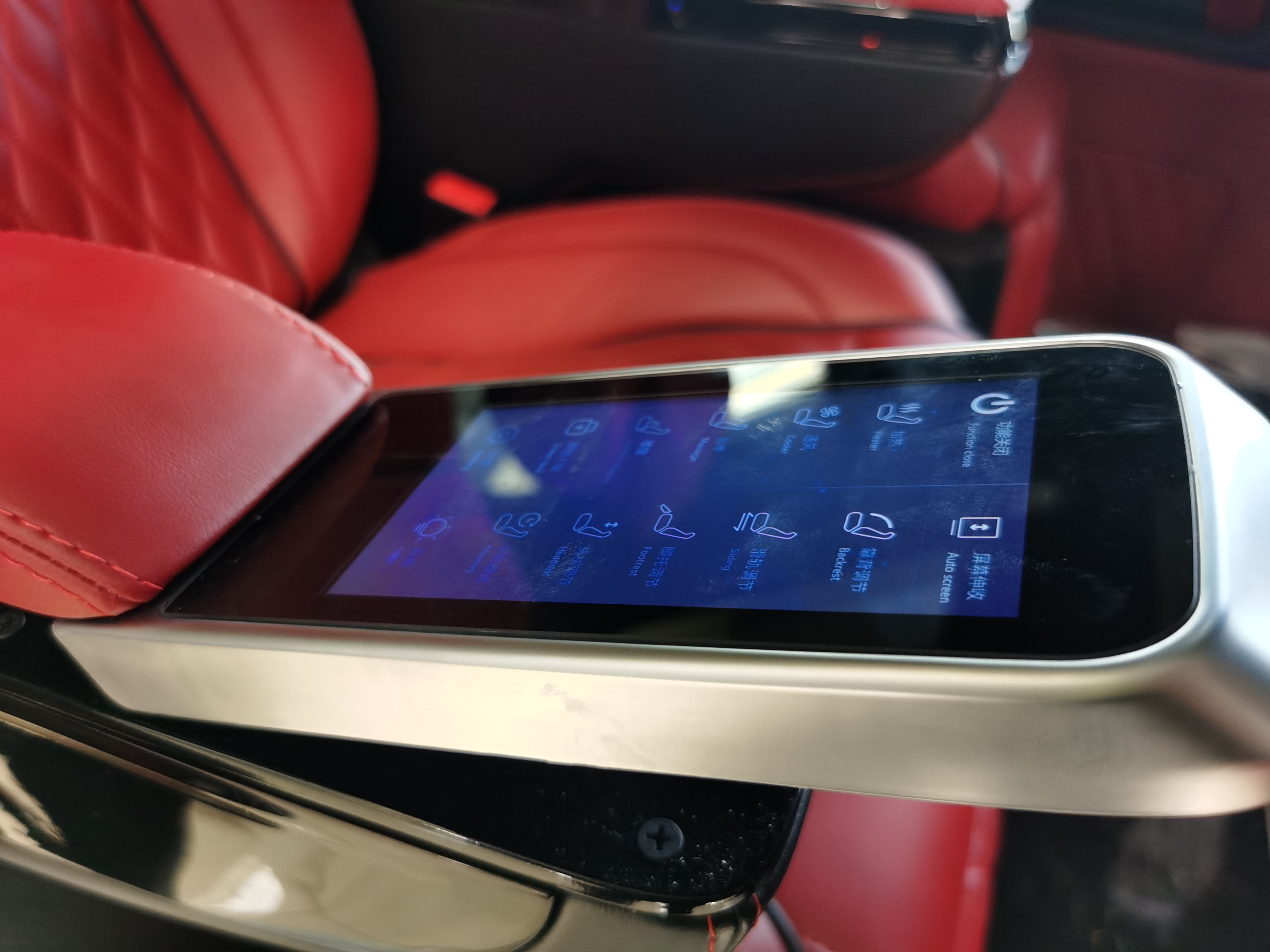 从简约到惊艳，奔驰V级商务车巅峰对决，同样的价格你会选谁？