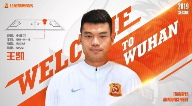 他退役6年重新踢中超，队友群殴时他一个转身触动万千球迷