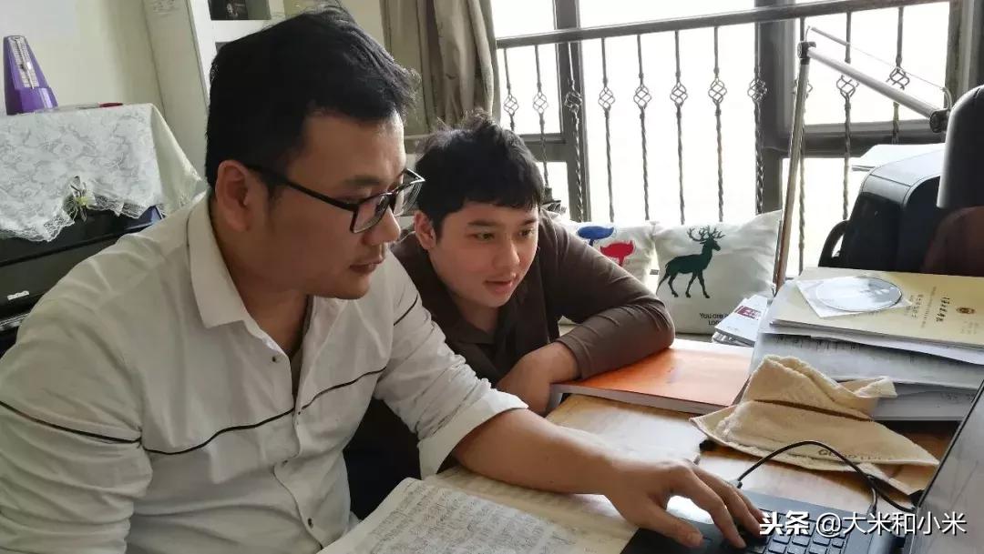 我把重度自闭症儿子从悬崖边上拉回来，与音乐共舞！