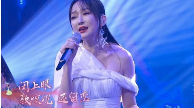 萨顶顶的“假唱转话筒事件”,萨顶顶假唱转话筒事件视频