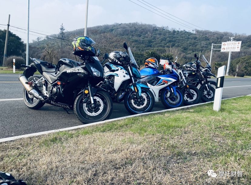 400排量颜值担当,春风400nk和ktm250duke哪个好