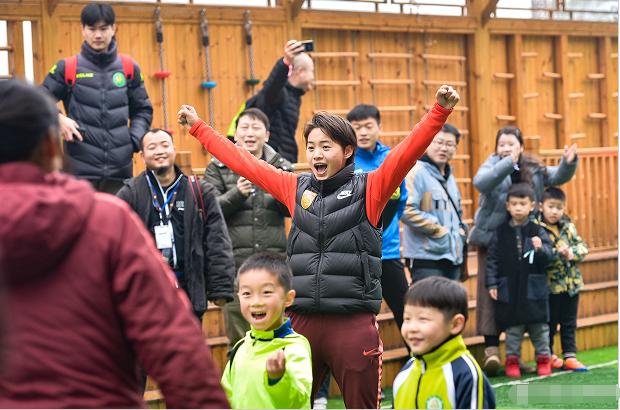 中国女足王霜帅气视频,中国女足王霜魔幻般球技