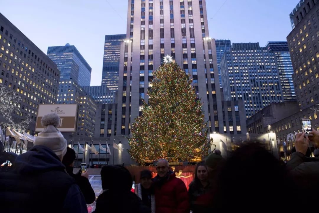 美国纽约洛克菲勒中心点亮圣诞树,今年洛克菲勒中心圣诞树