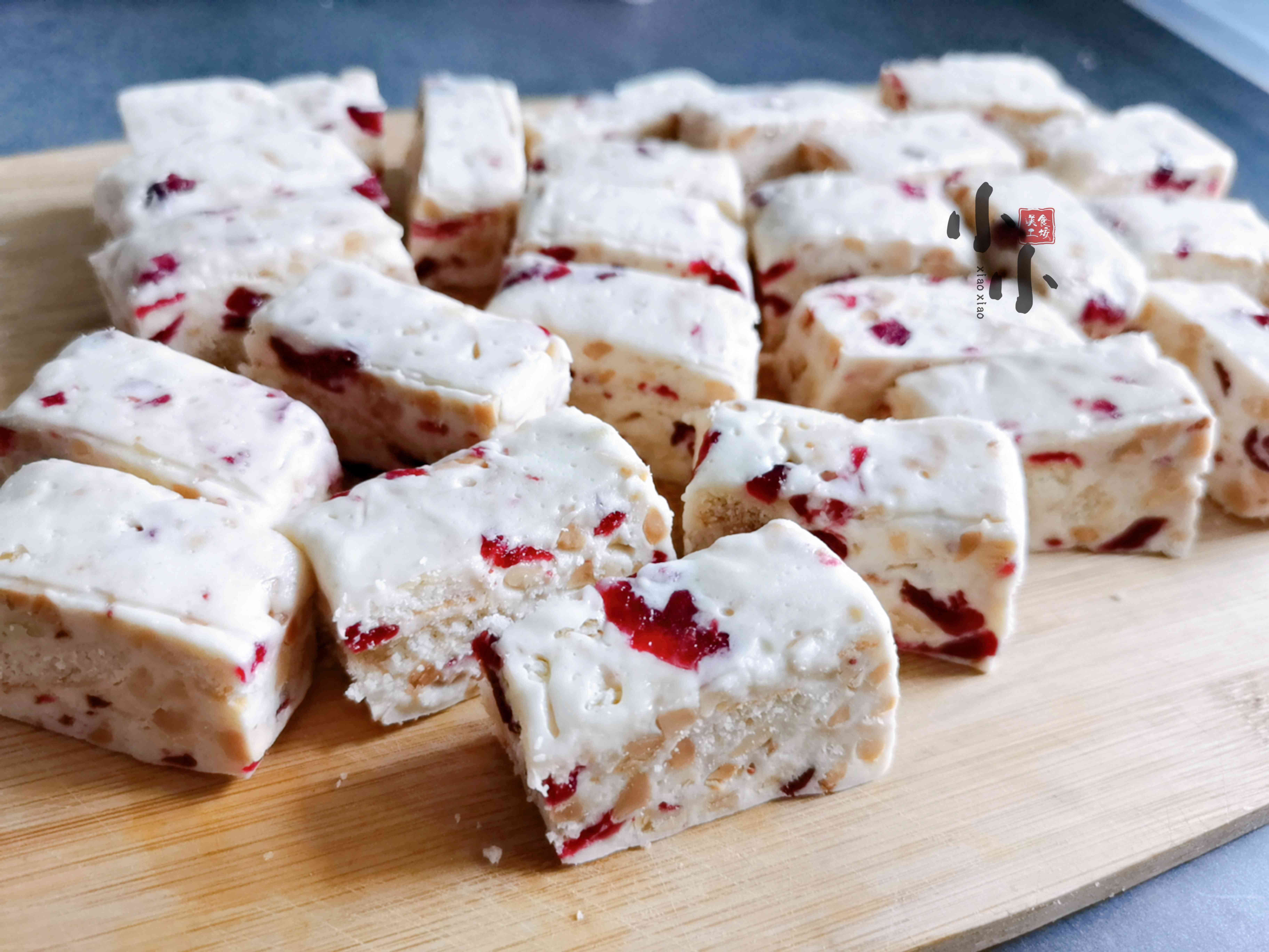 酥脆软糯的牛轧糖好吃到停不下来,绝对不粘锅的牛轧糖的做法步骤